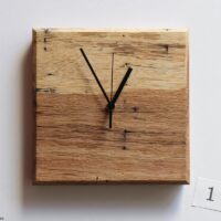 虫喰いの壁掛け時計, 四角 (No.01)