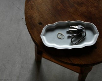 型九谷 油煙形突出皿 215mm / 貫入白磁