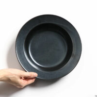 YH, スープボウル 230 / 鉄色（手に持って・上から）