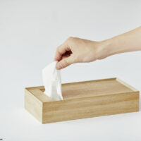 「tissue Box&Tray / natural」ティッシュを取り出す